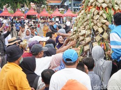 3 Gunungan Ketupat Ludes Diserbu Warga di Festival Kupatan Tanjung Kodok