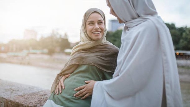 Berikut adalah informasi lengkap terkait hukum berangkat haji atau umroh untuk para ibu di saat kondisi hamil menurut Islam. Simak selengkapnya di sini, Bunda.