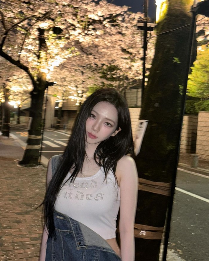 Kecantikan Karina aespa menyatu sempurna dengan keindahan bunga sakura di malam hari dalam potret yang dibagikannya pada (8/4), Beauties. Gaya girlfriend material dari sang idol bahkan sukses membuat publik terpesona./ Foto: instagram.com/katarinabluu