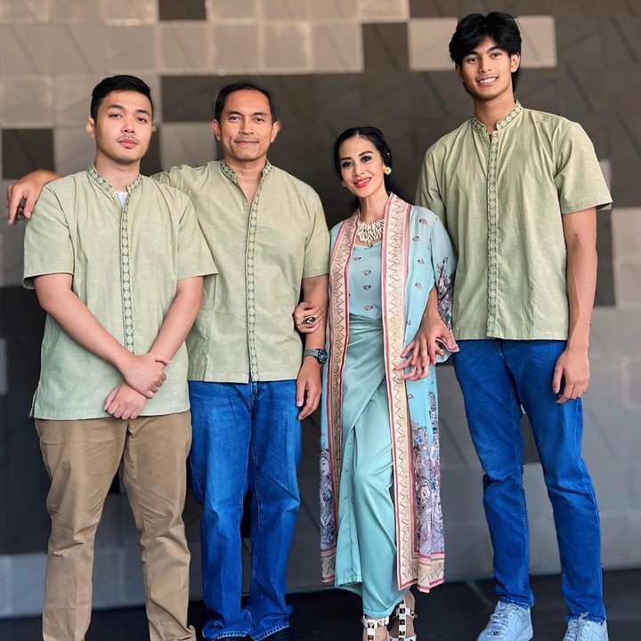 <p>Diah Permatasari membangun rumah tangga bersama Anton Wahyu Jatmiko pada 1997 silam. Keduanya dikaruniai dua anak laki-laki yang berparas tampan. (Foto: Instagram @dps_diahpermatasari)</p>