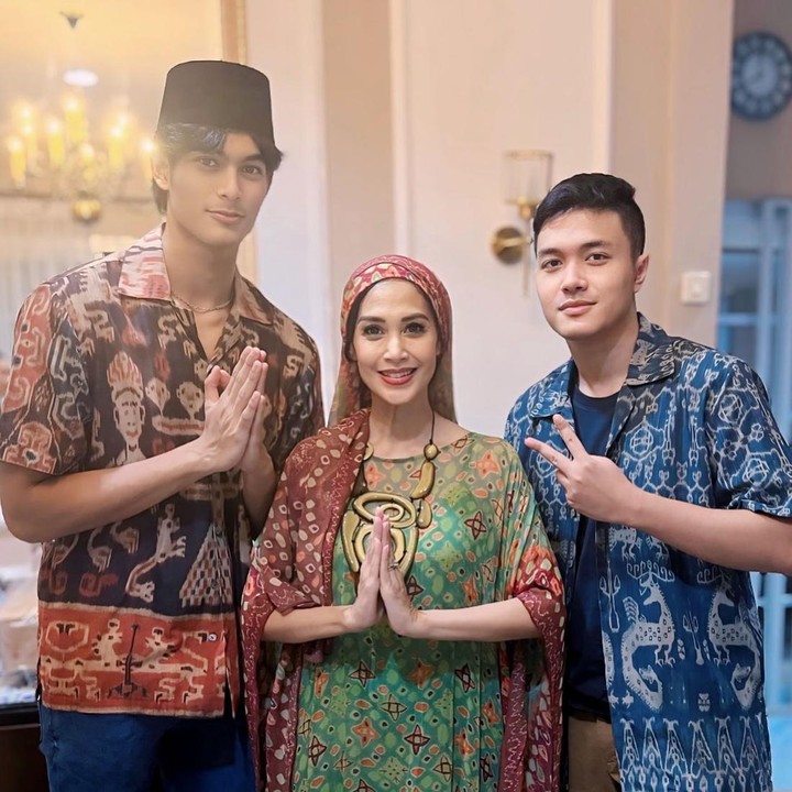 <p>Artis terkenal era-90an, Diah Permatasari, memiliki dua orang anak laki-laki yang tampan. Anak pertamanya, Marcello lahir pada 1999 dan sudah berusia 25 tahun. Sementara itu, anak keduanya yang bernama Marciano Nicholas Jatmiko atau akrab disapa Marco lahir pada 2006. (Foto: Instagram @dps_diahpermatasari)</p>