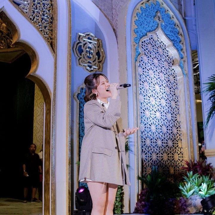 <p>Meski sedang berbadan dua, Anggi tetap aktif bekerja sebagai penyanyi lho. Dalam akun Instagram pribadinya, ia membagikan fotonya saat sedang tampil di atas panggung dalam suatu acara. Anggi sungguh pekerja keras ya, Bunda. (Foto: Instagram @anggimarito).</p>