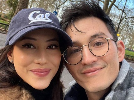 7 Potret Mesra Mike Lewis dan Istri Blasteran Amerika yang Beda 14 Tahun