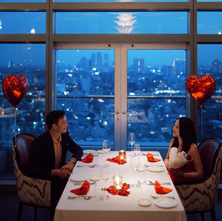<p>Di beberapa kesempatan, Mike Lewis kerap mengajak Janisaa Pradja untuk menikmati <em>candle light dinner</em> atau makan malam romantis. (Foto: Instagram @mike_lewis @janisaas)</p>