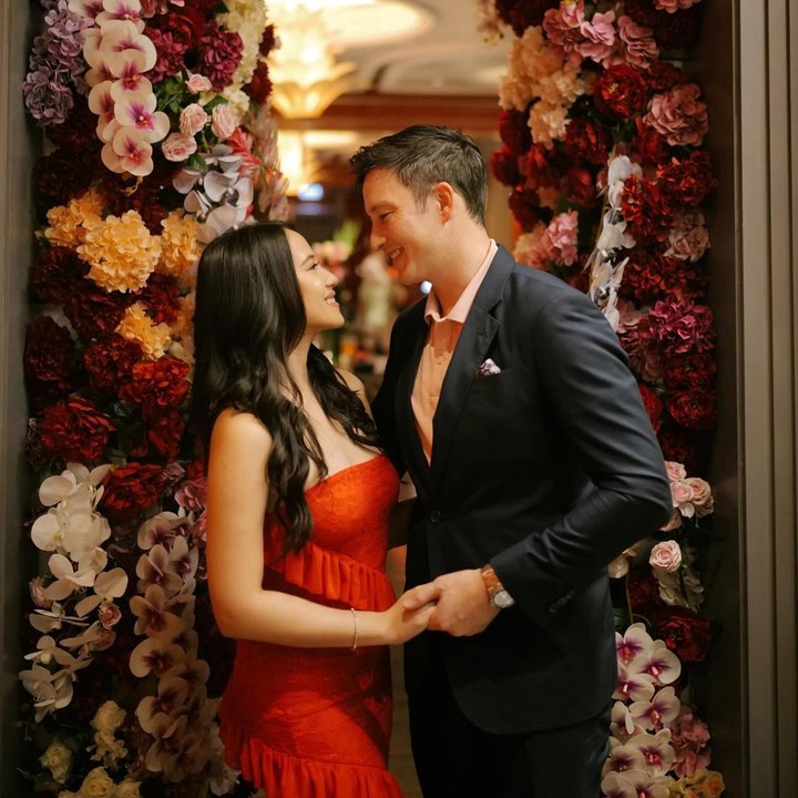 <p>Sejak menikah dengan Janisaa Pradja, Mike Lewis kerap menampilkan momen bersama istri barunya. Mereka selalu terlihat romantis, Bunda. (Foto: Instagram @mike_lewis @janisaas)</p>
