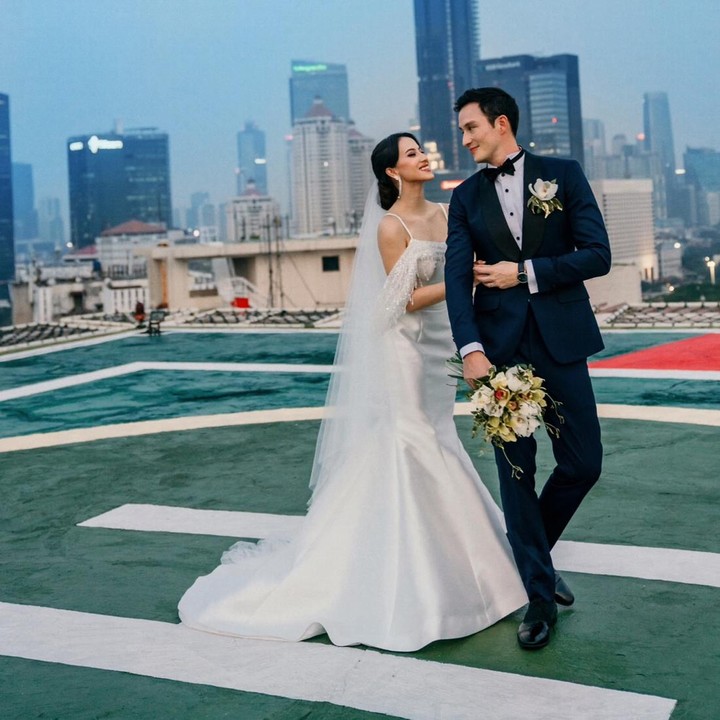 <p>Mike Lewis dan Janisaa Pradja menikah pada 30 Maret 2022. Janisaa diketahui merupakan seorang perempuan keturunan Amerika Serikat, Bunda. (Foto: Instagram @mike_lewis @janisaas)</p>