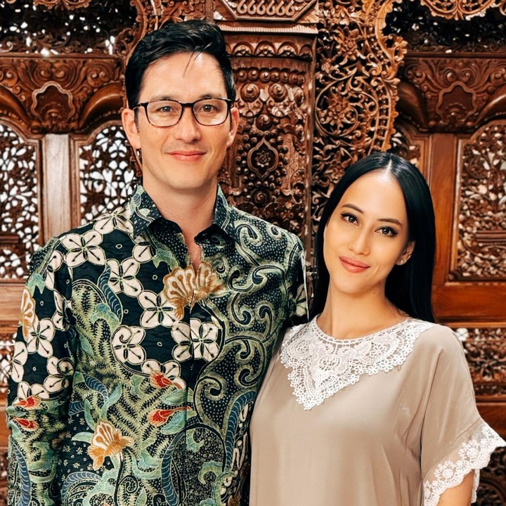 <p>Keduanya juga menyapa para followers di Instagram pada momen Lebaran baru-baru ini.<em> "That time of Year. Respectfully wishing everyone Happiness, Health and Togetherness.</em> Mohon maaf lahir dan batin," tulis Mike Lewis. (Foto: Instagram @mike_lewis @janisaas)</p>