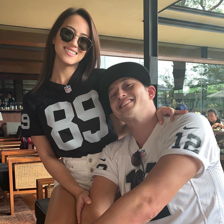 <p>Belum lama ini, Mike dan Janisaa juga baru merayakan ulang tahun pernikahan yang ke-2, Bunda. "<em>TWO many more,</em>" tulis Janisaa di keterangan foto. (Foto: Instagram @mike_lewis @janisaas)</p>