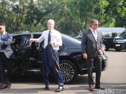 Sedan Mewah Antar Bos Apple Tim Cook ke Istana Bertemu Jokowi
