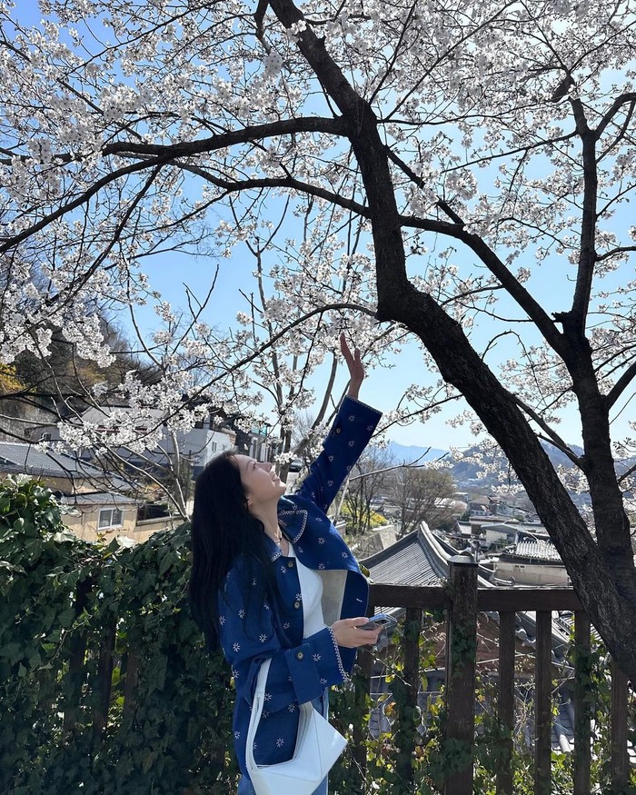 Panorama cantik bunga sakura yang sedang mekar lebat selalu berhasil memanjakan mata termasuk Gong Seung Yeon yang sedang memperlihatkan keindahan side profile-nya saat menggapai kelopak bunga./ Foto: instagram.com/0seungyeon