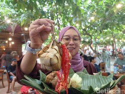 Serunya Berebut Tumpeng Ketupat di Kampung Coklat Blitar