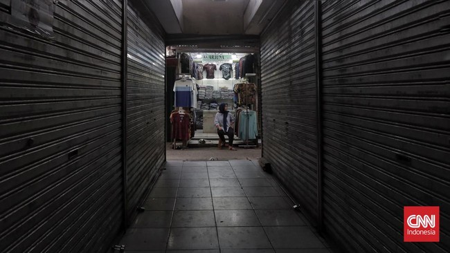 Beberapa pedagang busana muslim di Pasar Tanah Abang, Jakarta Pusat mengeluhkan turunnya pendapatan jelang Hari Raya Iduladha tahun ini.