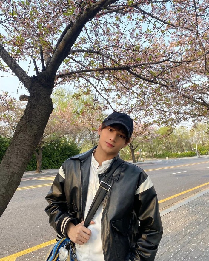 Perjalanan Zayyan XODIAC ke salah satu masjid di Korea Selatan untuk melaksanakan sholat Idul Fitri pada (10/4) kemarin diiringi dengan merah muda bunga sakura yang mekar di sepanjang sisi kanan dan kiri jalan, Beauties./ Foto: instagram.com/zayyanzay