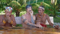 Vokalis RHCP Anthony Kiedis Asyik Liburan di Mentawai, Korek 2000-an Bikin Salfok