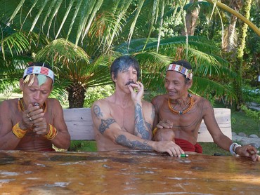 img-title Vokalis RHCP Anthony Kiedis Asyik Liburan di Mentawai, Korek 2000-an Bikin Salfok