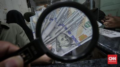 Petugas melayani penukaran valuta asing di PT Valuta Artha Mas di Jakarta, Rabu, 17 April 2024. Nilai tukar rupiah tercatat melemah hingga menembus level Rp 16.245 per dollar AS setelah libur Lebaran 