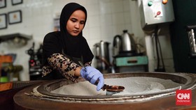 FOTO: Seduhan Kopi di Atas Pasir Panas Kawasan Pecinan Glodok