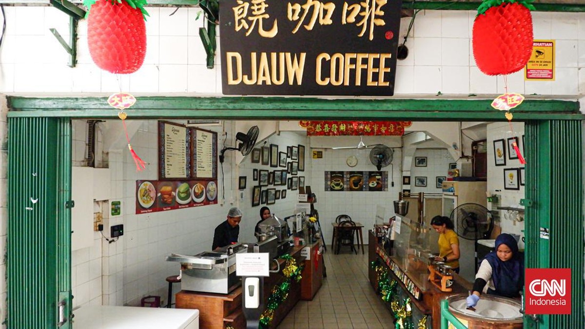FOTO: Seduhan Kopi di Atas Pasir Panas Kawasan Pecinan Glodok
