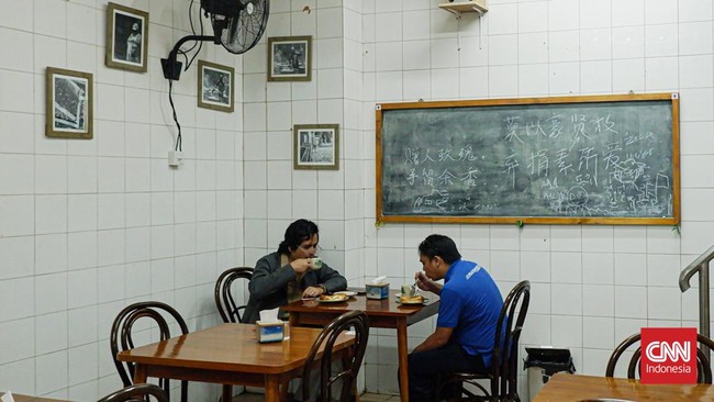 FOTO: Seduhan Kopi di Atas Pasir Panas Kawasan Pecinan Glodok