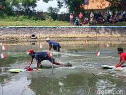Serunya Lomba Skilot Pasuruan, Tradisi Ikonik Adu Cepat Main Ski di Lumpur