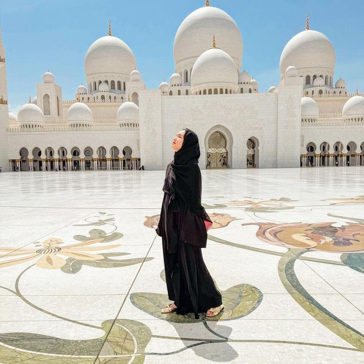 <p>Dalam sebuah unggahan, terlihat Shandy mengunjungi salah satu masjid ternama di Abu Dhabi, Sheikh Zayed Grand Mosque. Ia mengenakan pakaian serba hitam dan tutup kepala warna senada. (Foto: Instagram: @shandyaulia)</p>