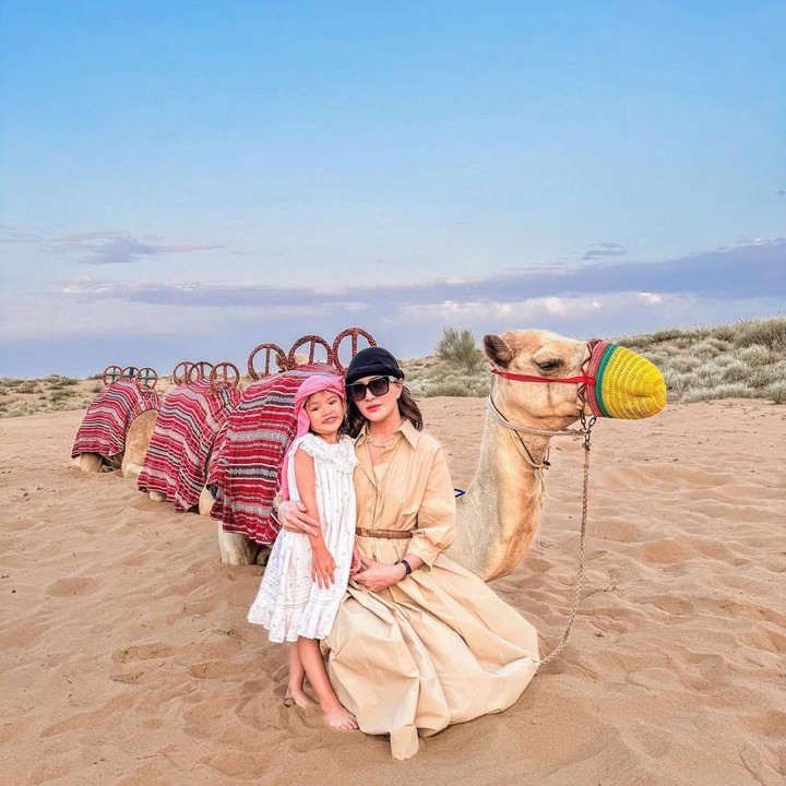 <p>Bersama sang Bunda, Claire terlihat sangat senang ketika berpose bersama unta, nih. Ia mengenakan dress warna putih dan ikat kepala warna pink. (Foto: Instagram: @shandyaulia)</p>
