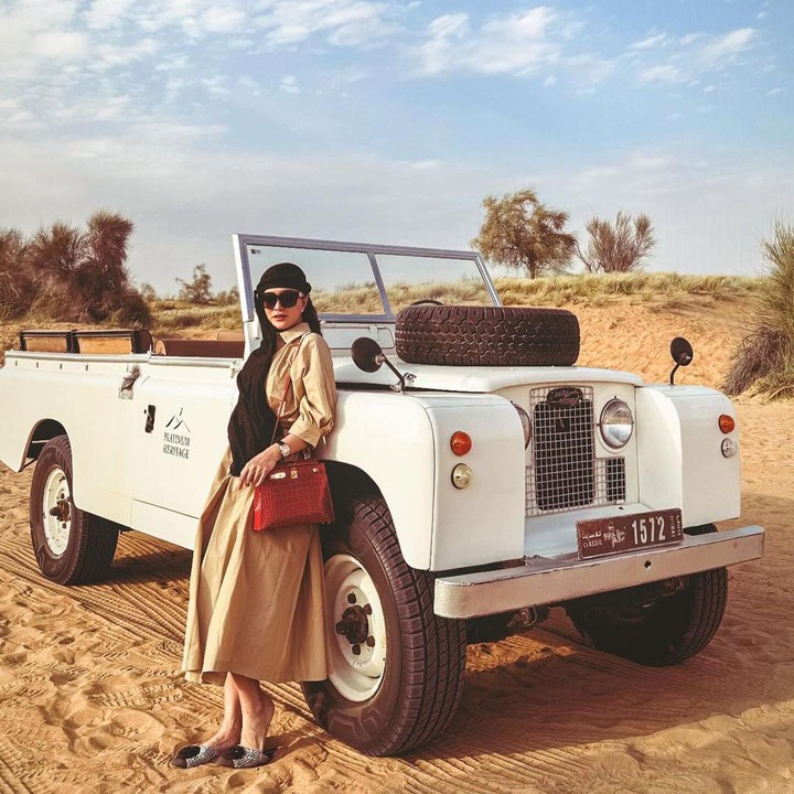 <p>Tidak hanya itu, Shandy juga terlihat mengunjungi padang pasir di Dubai. Tidak sendirian, ia turut mengajak sang putri semata wayang, Claire Herbowo. (Foto: Instagram: @shandyaulia)</p>