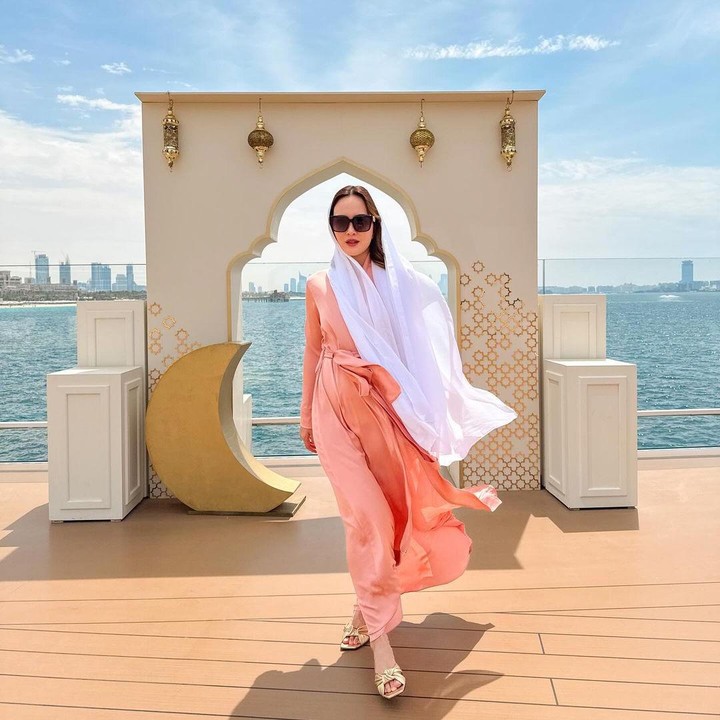 <p>Banyak netizen yang memuji kecantikan Shandy Aulia dan Claire nih, Bunda. Tidak sedikit pula yang salah fokus dengan outfit fashionable yang dikenakan Bunda satu anak ini. "<em>MasyaAllah</em> cantik banget Claire dan Shandy Aulia," kata seorang netizen. "Outfit-nya keren banget Kak Shandy," ujar netizen lainnya. (Foto: Instagram: @shandyaulia)</p>