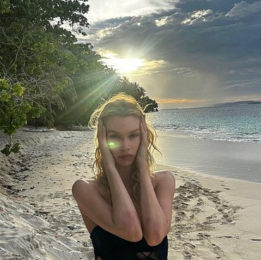 7 Gaya Melokal Model Victoria's Secret Liburan di Mentawai, Makan Pakai Daun Pisang