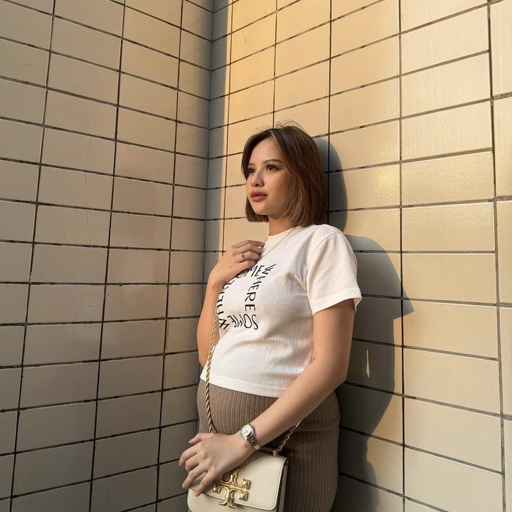 <p>Tahukah Bunda? Penyanyi Anggi Marito saat ini sedang menjalani kehamilan pertamanya. Menikah pada 2023 lalu dengan Kenji Ganessha, Anggi sekarang tengah hamil anak pertamanya. Kini, <em>baby bump</em> juga semakin terlihat jelas. (Foto: Instagram @anggimarito).</p>