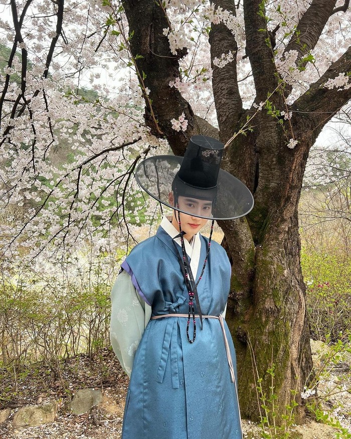 Terakhir ada Suho EXO yang kini sedang sibuk syuting drama sageuk baru 'Missing Crown Prince' di tengah musim semi turut membagikan potret dirinya dalam balutan hanbok biru dengan latar taman bunga./ Foto: instagram.com/kimjuncotton