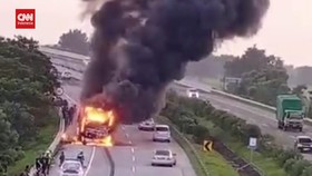 VIDEO: Pecah Ban, Bus Pahala Kencana Terbakar di Tol Jomo