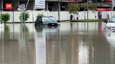 VIDEO: Terkepung Banjir, Warga Pakai Perahu Karet di Jalanan Dubai