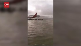 VIDEO: Landasan Bandara Dubai Bak 'Lautan' usai Diterjang Hujan Badai