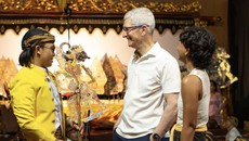 Aktivitas Bos Apple di Jakarta: Makan Sate Hingga ke Museum Wayang