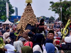 Serunya Berebut Gunungan Ketupat di Alun-Alun Kota Batu