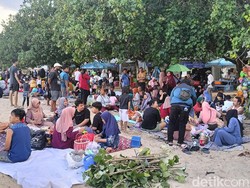 Ribuan Warga Kampung Jawa Padati Pantai Sanur Rayakan Lebaran Ketupat