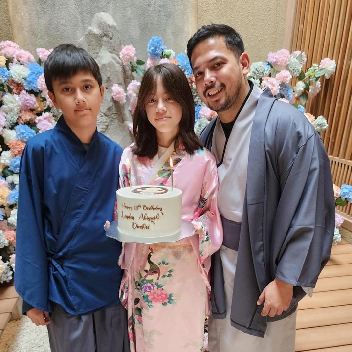 <p>Sementara itu pada hari ulang tahun London, Adilla turut hadir di momen spesial itu. Pada acara ulang tahun di 2023 lalu, mereka menggelar pesta bernuansa Jepang. (Foto: Instagram @adilladimitrihardjanto)</p>