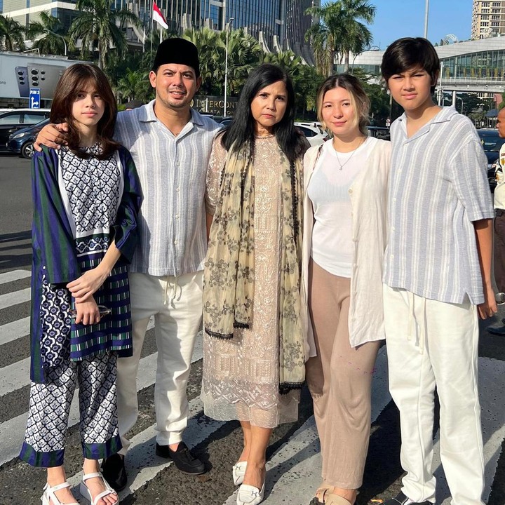 <p>Baru-baru ini, Adilla juga mengunggah momen kebersamaan pada Hari Raya Idul Fitri. Dalam potret yang dibagikan, London dan adiknya juga berkumpul bersama sang kakak sambung Shaloom Razade dan nenek mereka. (Foto: Instagram @adilladimitrihardjanto)</p>