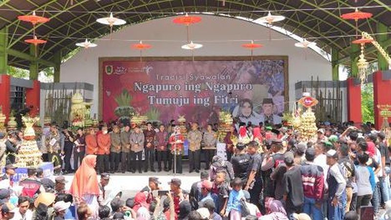 Ribuan warga memadati Bukit Sidoguro untuk mengikuti puncak tradisi Syawalan di Klaten, Jawa Tengah, Rabu (17/4).