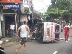 Ambulans Puskemas Angkut Rombongan Halalbihalal Terguling di Tulungagung