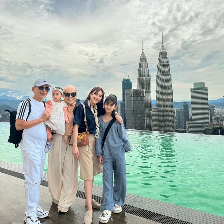 <p>Tak cuma berdua, Ayu Ting Ting juga ditemani oleh keluarga tercinta. Kedua orang tuanya tampak mengikuti Ayu Ting Ting di perjalanan kali ini. (Foto: Instagram @ayutingting92)</p>