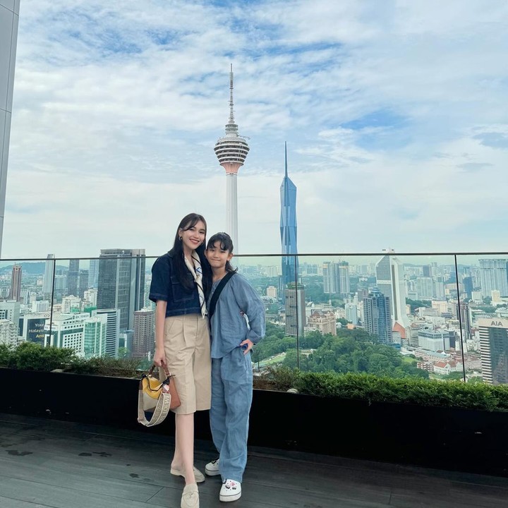 <p>"Cuti dah habis nie… Nanti kite melawat dan melancong lagi dekat Kuala Lumpur," kata Ayu Ting Ting. (Foto: Instagram @ayutingting92)</p>