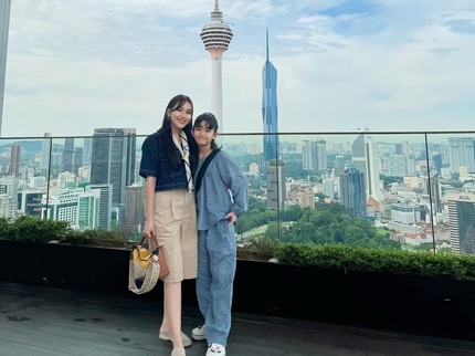 7 Potret Ayu Ting Ting & Sang Putri Liburan di Malaysia, Tinggi Bilqis Curi Perhatian
