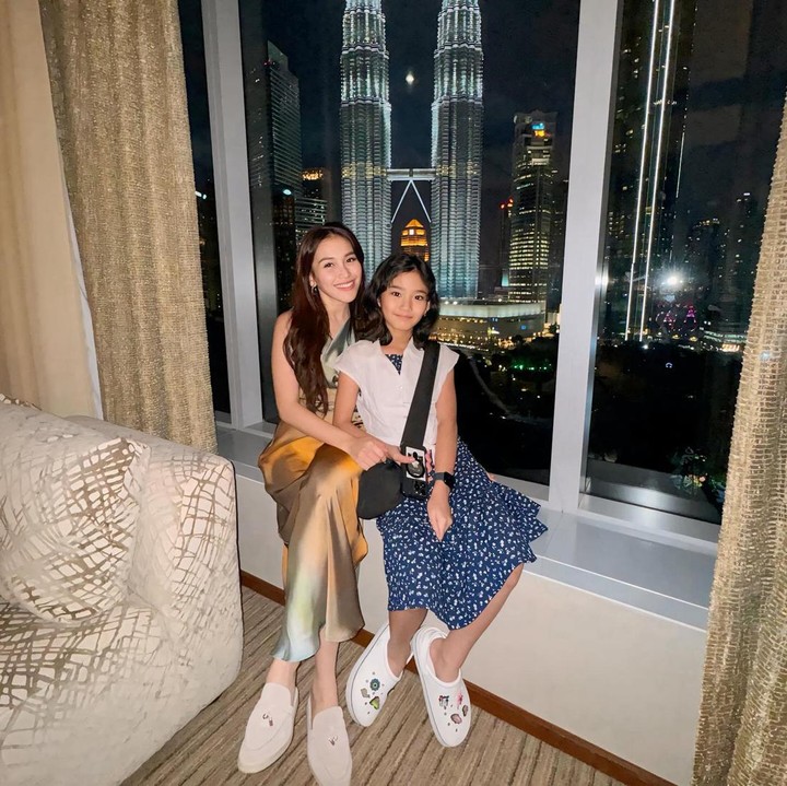 <p>Lewat media sosial, Ayu Ting Ting membagikan potret keseruan bersama sang putri, Bilqis Khumairah Razak di Malaysia. (Foto: Instagram @ayutingting92)</p>