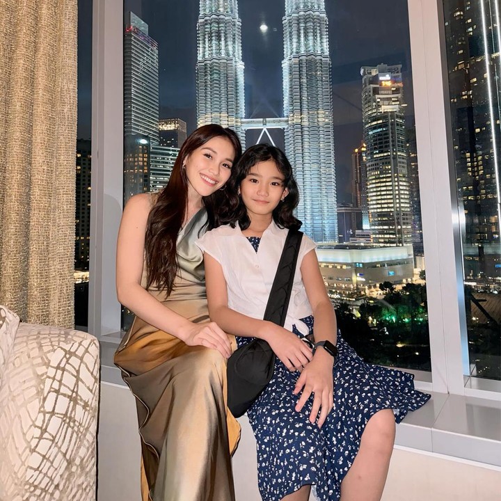 <p>Ayu Ting Ting memperlihatkan salah satu potret mereka ketika berpose di jendela hotel. Ruangan tempat menginap memiliki pemandangan Menara Kembar Petronas, Bunda. "<em>View</em> dari bilik kitorang," tulis Ayu dalam unggahannya. (Foto: Instagram @ayutingting92)</p>