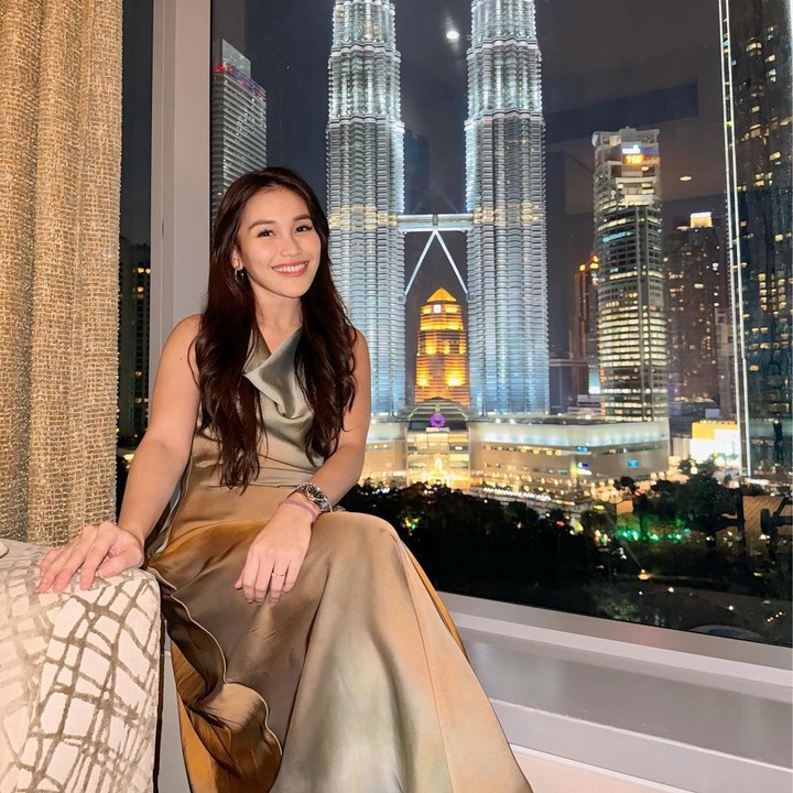 <p>Ayu Ting Ting tengah menghabiskan waktu di luar negeri. Ia mengunjungi Negeri Jiran bersama keluarga tercinta, Bunda. (Foto: Instagram @ayutingting92)</p>