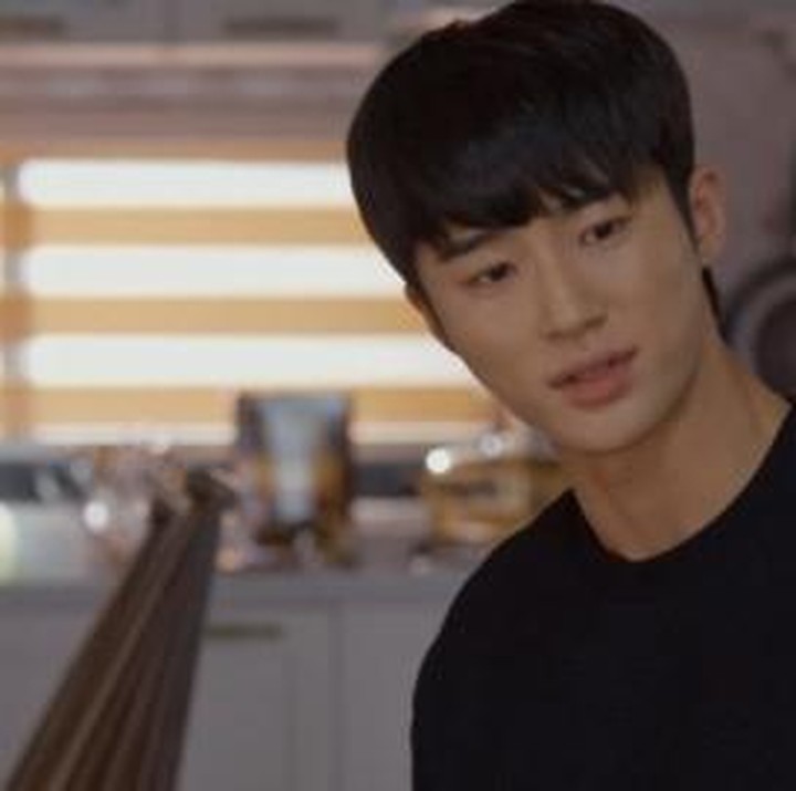 <p>Byeon Woo Seok adalah aktor kelahiran 31 Oktober 1991 yang kini namanya sedang populer karena membintangi drama <em>Lovely Runner</em>. Debut dramanya adalah <em>Dear My Friends</em> tahun 2016 lalu, mengambil perang kecil sebagai keponakan Youn Yuh Jung. (Foto: tvN)</p>