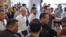Tim Cook Kunjungi Apple Developer Academy Binus