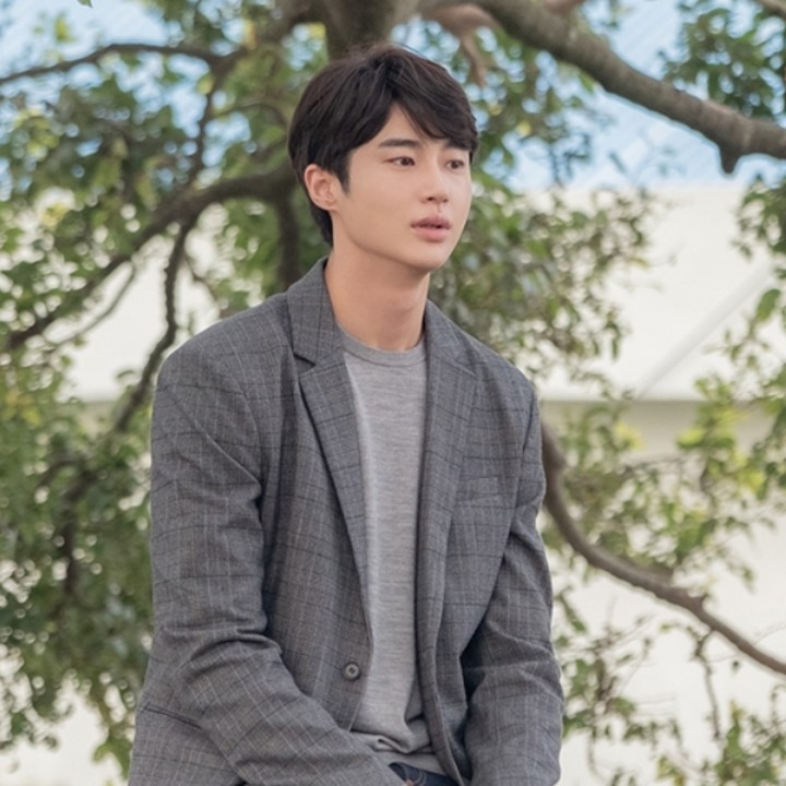 <p>Film kedua yang Byeon Woo Seok bintangi tayang tahun 2023 lalu berjudul <em>Soulmate</em>. Di film ini, aktor bertinggi badan 189 cm tersebut dipasangkan dengan dua aktris cantik yakni Kim Da Mi dan Jeon So Nee. (Foto: Next Entertainment World)</p>